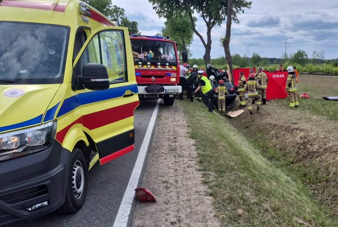 Zjechał z drogi i uderzył w drzewo. Śmiertelny wypadek w powiecie przasnyskim